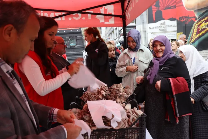 İzmit’te hasatın bereketi sürüyor… 850 kilo istiridye mantarı dağıtıldı