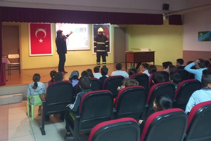 Kocaeli’nde öğrenciler itfaiyecilik mesleğini öğrendi